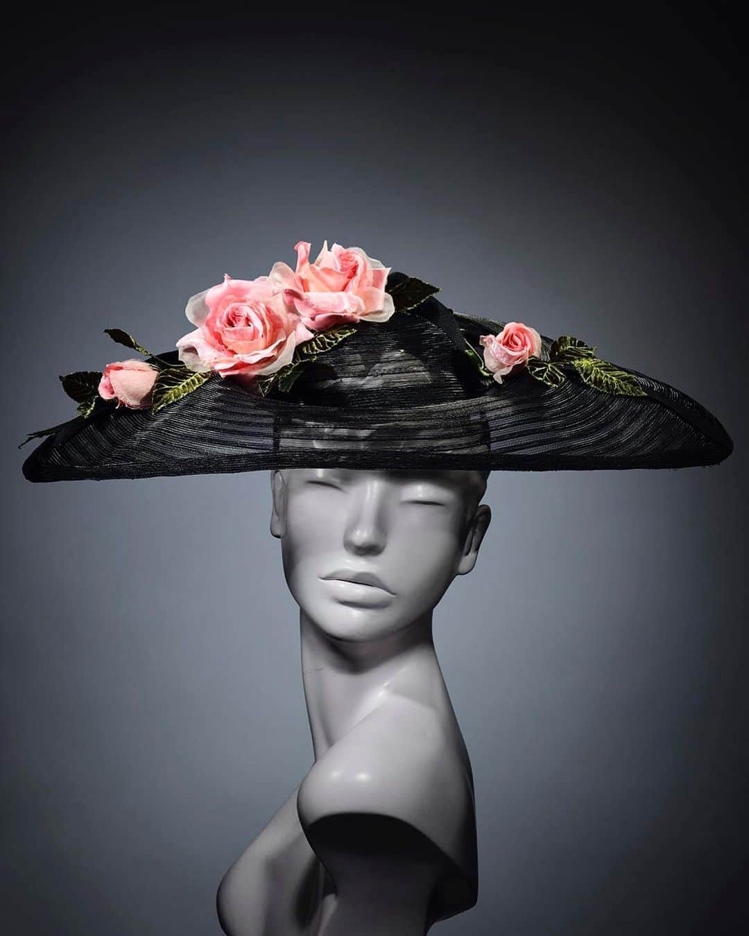 スティーブンジョーンズさんのインスタグラム写真 - (スティーブンジョーンズInstagram)「‘It’s about time’. Winter 20 model millinery collection. ‘Caran d’Ache’, a tonkinois in crin and handmade silk roses with velvet ribbon. #crin #silk #roses #velvet #ribbon #hautecouture #hautemode #handmade #london」11月7日 21時37分 - stephenjonesmillinery
