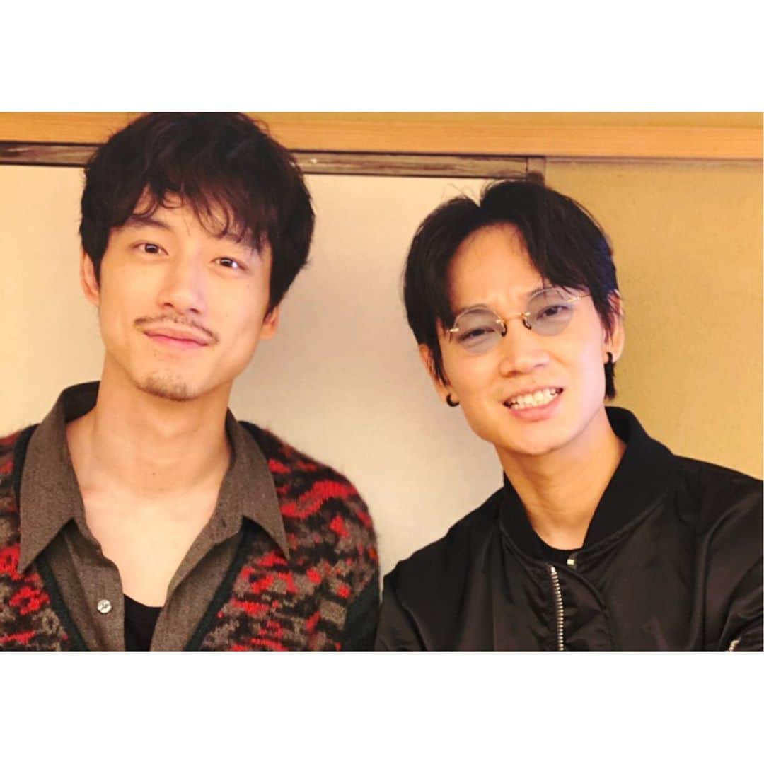 坂口健太郎のインスタグラム：「本日、22時から、35歳の少女、５話です☺️  剛さんの密着にもお邪魔しました☺️ 明日の16時からです(^o^)/  是非」