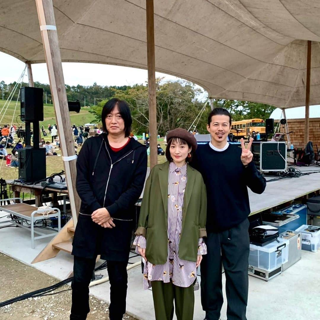 安藤裕子さんのインスタグラム写真 - (安藤裕子Instagram)「「KURKKU FIELDS HARVETvol.02」小林武史さんとShigekuni君と歌わせて頂きました！雨降らずで良かったです。聴いてくださった皆様ありがとうございました😊  岡林信康さんの「私たちの望むものは」 この曲が今回のLIVEの発端です。  小林さんは音楽が持つ言葉の力というものを表現したかったんだと思うんです。 普段一緒に歌う機会はない小林さんですが、今回のライブで自分の発想では追いつかないチャレンジをさせて頂いたと思います。  皆さんの耳の端っこに残る言葉があったら本望です。 ありがとうございました。  #小林武史　#安藤裕子　#Shigekuni #テーマ　#男気 ? #MrChildren #優しい歌 #bankband #こだまことだま #荒井由美　#翳りゆく部屋 #岡林信康　#私たちの望むものは」11月7日 21時30分 - yuko_ando