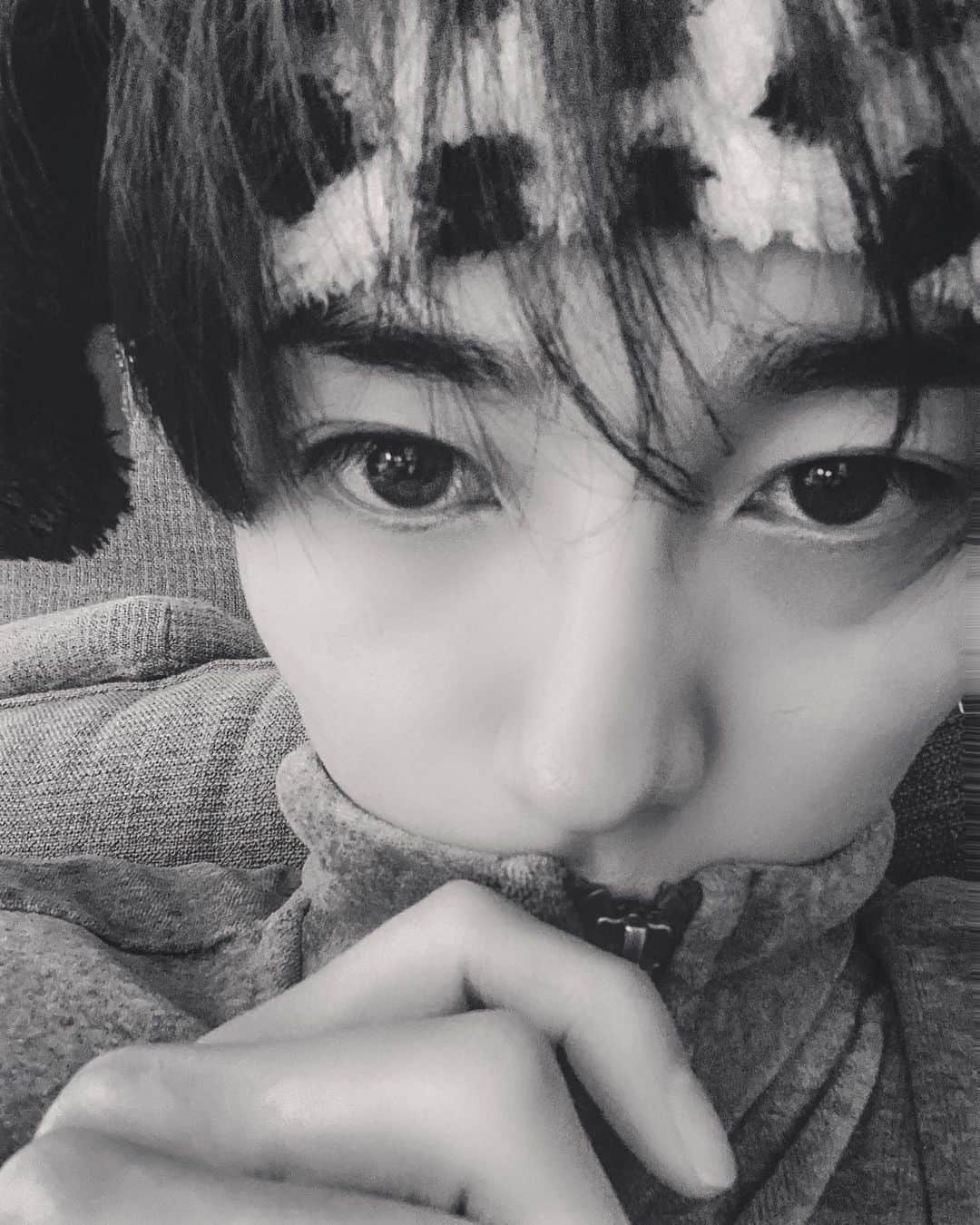 大橋岬のインスタグラム：「at home.  .  #ヘアメンテナンス  #トリートメント  #サロンモデル  #サロモ  #メンズヘア  #ヘアカタログ  #ヘアアレンジ  #ホームケア  #肌ケア  #スキンケア  #美容  #歌舞伎町  #makeup  #followforfollowback  #メンズコーデ  #ジャニーズ  #balenciaga  #メンズファッション  #クロムハーツ  #ゴローズ  #メンズヘアカタログ  #ヘアアレンジ #homecare  #部屋着  #ヘアバンド  #おうち時間  #眉毛メイク  #アイブロウ  #眉毛カット」