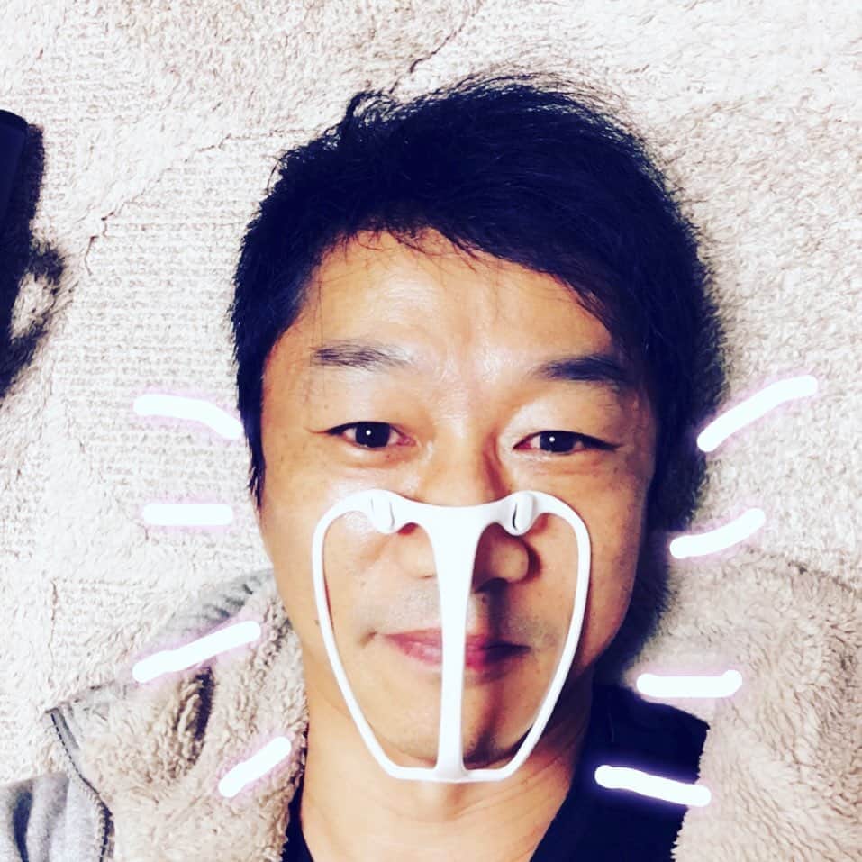 関沢圭司のインスタグラム：「今日は無事に⁈🧐リハーサルが終わりました〜。 写真の骨みたいのはマスクの中に入れると空間ができて息がしやすくなるアイテム。しょうこちゃんが買ってきてくれた🥺ありがとう優しい😭😭😭 よーし、来週頑張るぞい😤💪  #ガラピコプーがやってきた  #速水けんたろう さん #はいだしょうこ さん #関沢圭司」