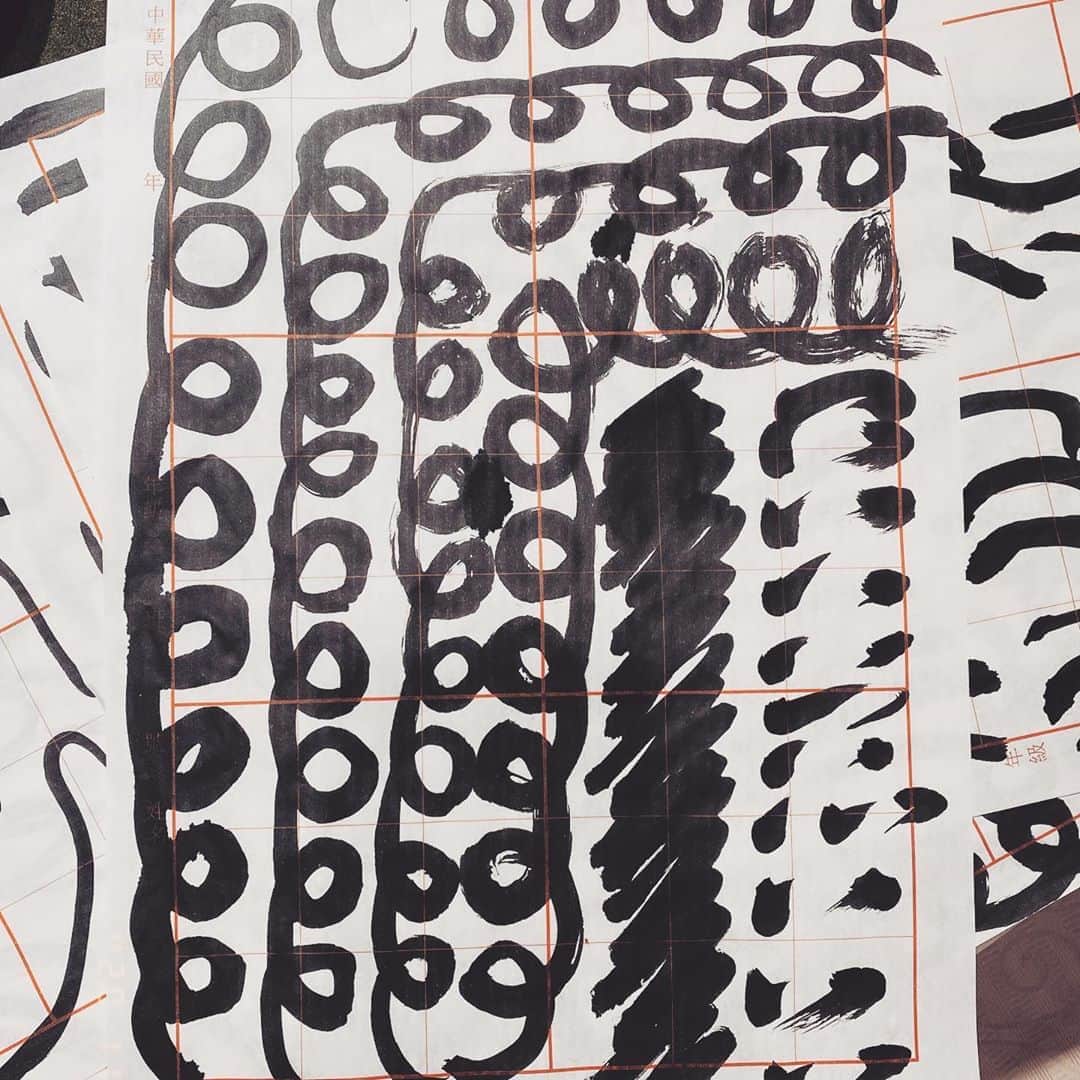 エディ・ポンさんのインスタグラム写真 - (エディ・ポンInstagram)「1-5 very rare and unique #calligraphy from an amazing artist. Don’t judge. Learning something new everyday. #wonder #art #soedw  6-9 #Botticelli on the right they say #venusrisingfromthesea #comtemporary #hisgirlfriend #protruding #despondent #eyes #ethereal」11月7日 21時45分 - yuyanpeng