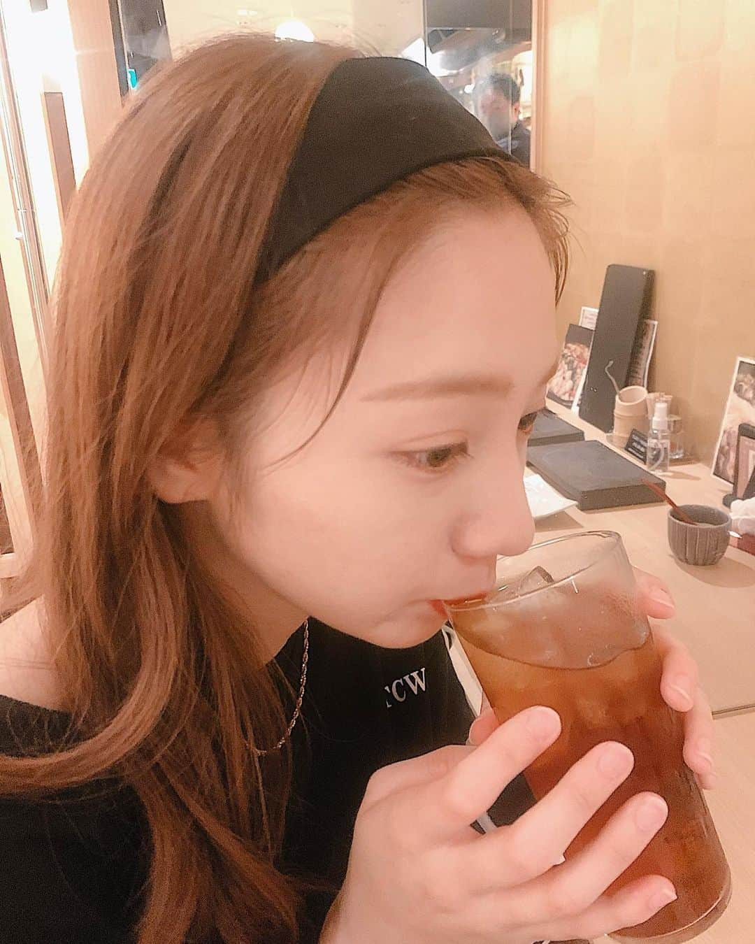 能條愛未さんのインスタグラム写真 - (能條愛未Instagram)「お酒もう少し強くなりたい🍶  弱すぎなのよ私  #ちなみに飲んでるのは茶」11月7日 21時45分 - noujoami_official