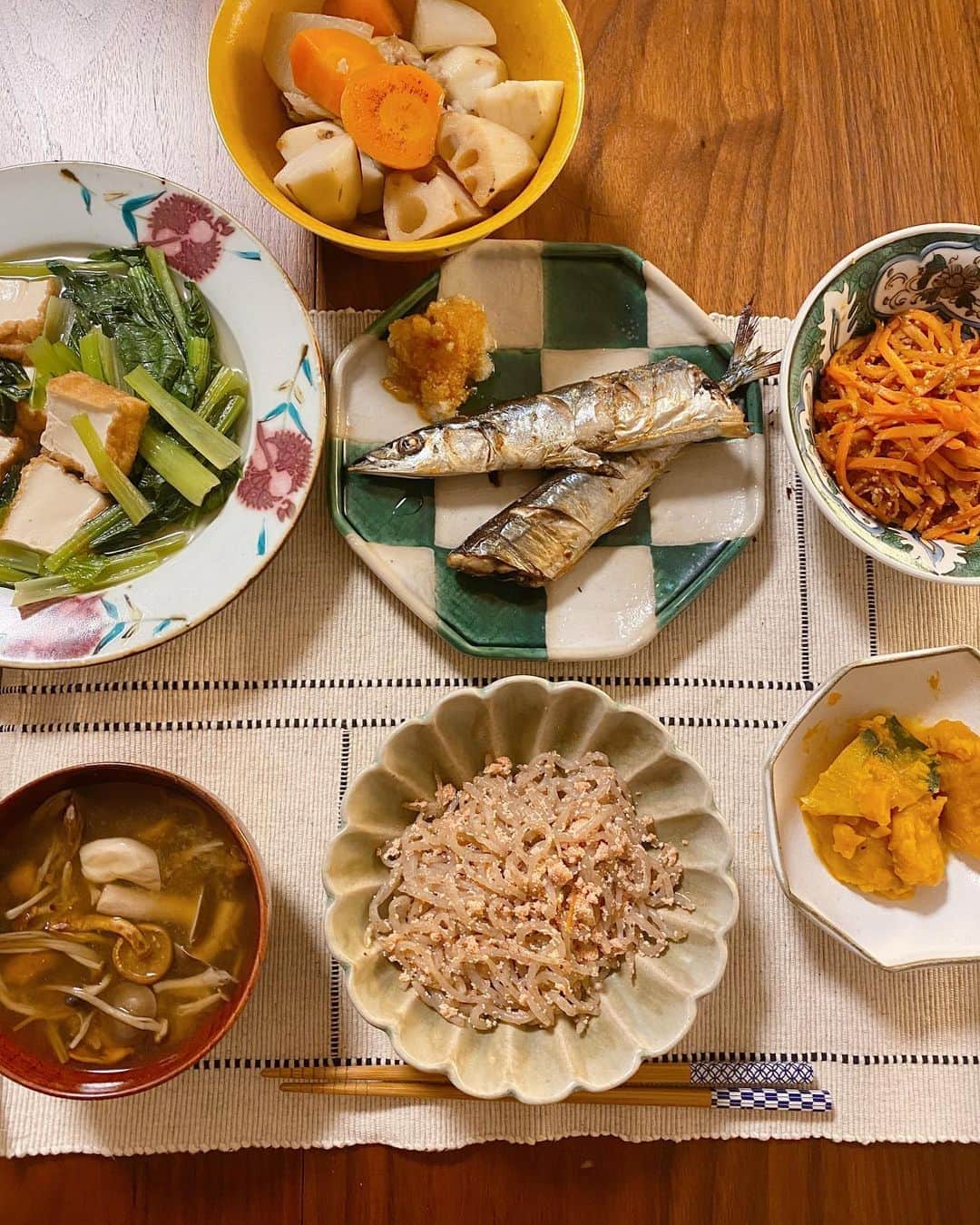軍地彩弓のインスタグラム：「#今日のごはん 久しぶりにアップ。 すっかり日本食ベースになりました。小松菜と厚揚げのたいたん、秋刀魚の塩焼き、人参の胡麻炒め、白滝と明太子の炒め、きのこいっぱいのお味噌汁、里芋の筑前煮。 作り過ぎた…🤣  夜は白ごはんを我慢…😭  #軍地めし #japanesefood  #日本食」