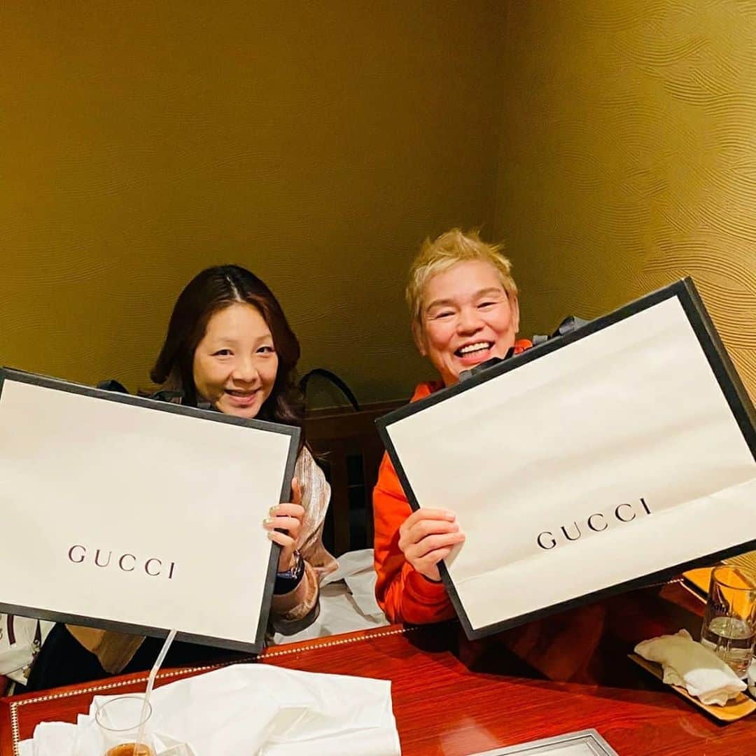 神取忍さんのインスタグラム写真 - (神取忍Instagram)「昨日はお世話になっている方々に 誕生日を焼肉  叙々苑で 井上貴子選手と 一緒に誕生日をやって頂きました(^^) 誕生日プレゼントも嬉しいし、 美味しいお肉だったなぁー いつも、 ありがとうございます(^^) #誕生日プレゼント  #叙々苑 #井上貴子 #神取忍」11月7日 21時41分 - shinobukandori