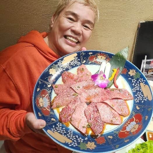 神取忍さんのインスタグラム写真 - (神取忍Instagram)「昨日はお世話になっている方々に 誕生日を焼肉  叙々苑で 井上貴子選手と 一緒に誕生日をやって頂きました(^^) 誕生日プレゼントも嬉しいし、 美味しいお肉だったなぁー いつも、 ありがとうございます(^^) #誕生日プレゼント  #叙々苑 #井上貴子 #神取忍」11月7日 21時41分 - shinobukandori