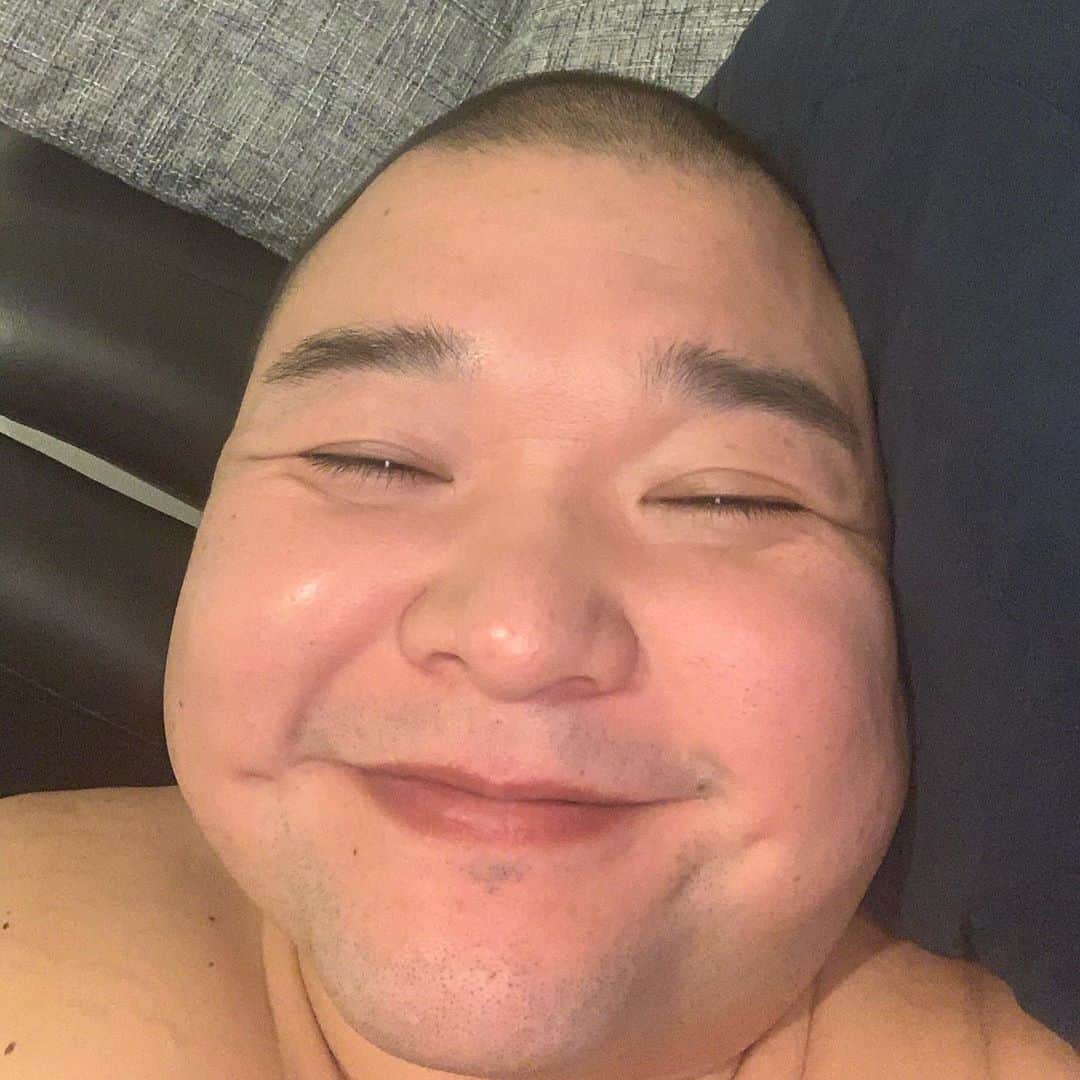 内山信二のインスタグラム：「土曜日21時40分の僕ちん‼️  #何の意味もない写真 #内山信二」