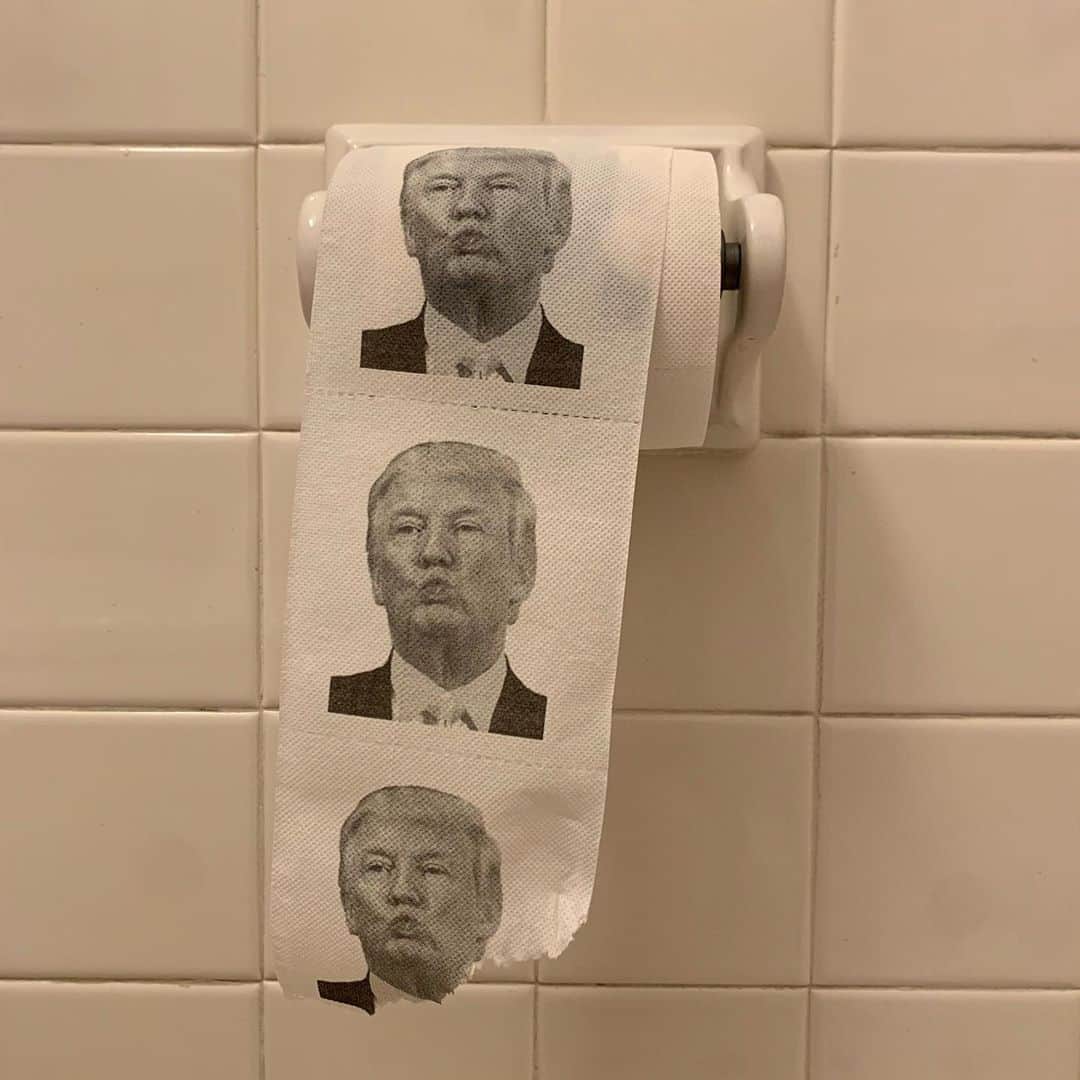 オランピアルタンのインスタグラム：「Been saving this roll for a special occasion... 🧻💩 #todaystheday #dumptrump #bogroll #PQ #timetocallitguys」