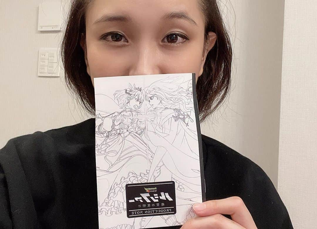 ぱにゃえさんのインスタグラム写真 - (ぱにゃえInstagram)「production noteでまた高まる🥰  オラゴンをベリーのように抱きしめてよしよししてあげたくなるよー😭  りえさんと行ってきた！！！！ 前髪全開で家やん！と言われたよ笑  #モンスト  #劇場へおいで体感5秒」11月7日 21時53分 - panyaee