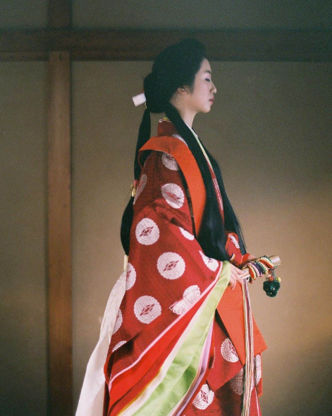 福井千佳さんのインスタグラム写真 - (福井千佳Instagram)「. . . ✔︎ mywork . . . . #十二単#十二単衣#japanesedress#和装 . . . ずっとずっと、お気に入り。 . . hm @kyoto.kimono.style  p @clybymatthew  d @weddingscenesnaoko  . #model#fashionmodel#모델#和装モデル#webモデル#関西モデル#partsmodel#作品撮り#フリーランス#freelance#福井千佳#chika_fukui#インフルエンサー#beauty#followme#style#おしゃれさんと繋がりたい#picoftheday#japan#handmadeaccessory#いいね返し」11月7日 21時51分 - chika291