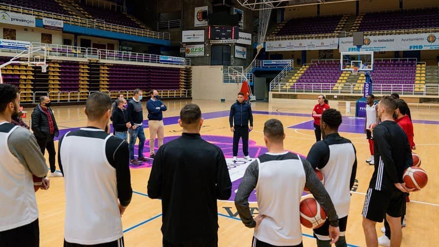 ロナウドさんのインスタグラム写真 - (ロナウドInstagram)「Dia de visita ao entrenamiento del @realvalladolidbaloncesto. Somos líderes con todos los partidos ganados! #aupapucela」11月7日 21時51分 - ronaldo