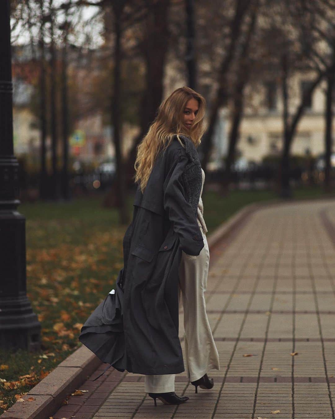 Anyuta Goldenのインスタグラム：「Москва . Чистые пруды . 5 ноября 2020г. Фото @brizhanov_photo .」