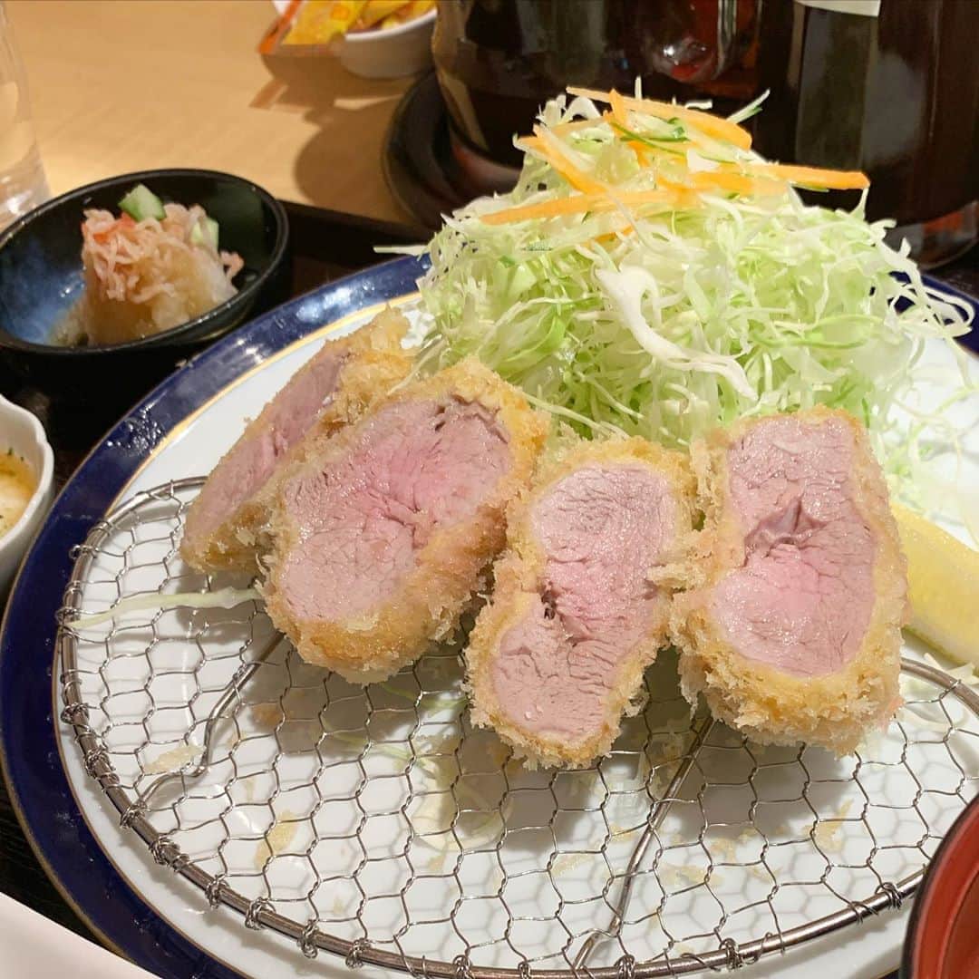 のインスタグラム：「そういえば、こないだ食べたとんかつ店。 ロースは美味しいけど、八幡平ポークは、脂が甘くジューシー過ぎて、40代の胃袋には重かった… なので、今回はヒレ。 とんかつは基本ロース派だけど、ここんちのヒレは最高！  #とんかつよしだ  #福岡とんかつ #六本松とんかつ」