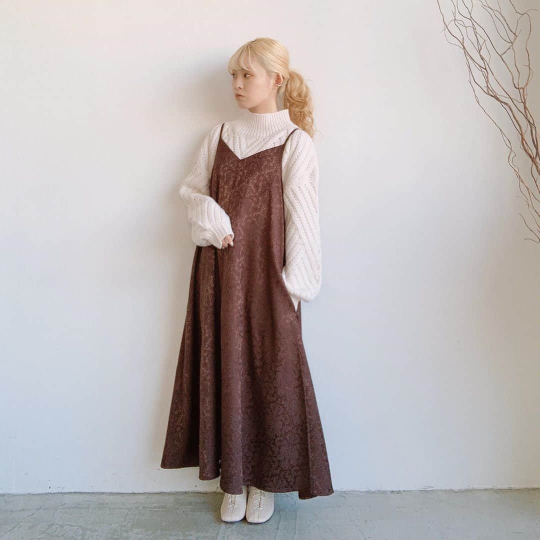 Vannie Officialのインスタグラム：「⠀  【VANNIE U 　ジャガードキャミワンピース 】3,900+tax ⠀  《styling》 ツヤ感のある織り模様が今の気分にマッチ♪ロング丈のキャミワンピース登場！ 合わせるインナーで雰囲気の変化を楽しめます◎ シンプルなインナー合わせや、ニットカーデを羽織ったり、、♡ ニットプルオーバーを重ねたレイヤードコーデもオススメ♪  ⠀ 《detail》 ゆとりのある身幅で厚手のニットも難なく着こめます♪ 肩紐で長さ調節が可能なので自分にぴったりな着丈に調節して頂けます◎ 深めのVネックで顔周りがすっきりとした印象に♪ 前後2WAYで着るのもオススメです。  《fabric》  光沢のあるジャガード織りの生地使用 ⠀ ⠀ ⠀ #vannie_u#ヴァニーユー #ZOZOでしか買えない⠀⠀ お問い合わせはDMまでご連絡ください‪‪☺︎‬」