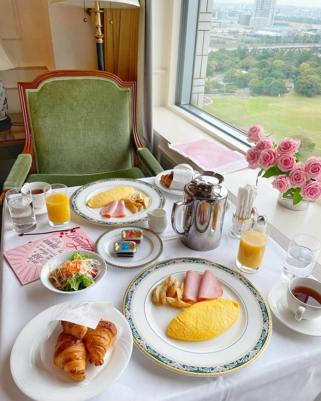 小沼瑞季さんのインスタグラム写真 - (小沼瑞季Instagram)「𝓑𝓻𝓮𝓪𝓴𝓯𝓪𝓼𝓽🍽💐﻿ ﻿ ﻿ ﻿ 最近大人気な今っぽおしゃホテル﻿ "ホテルザマンハッタン"へお泊まり🏨🗽﻿ ﻿ ﻿ 朝食はお部屋でこんな風に食べれるよ🧸🎀﻿ お外の景色はこんなかんじ🌱（3枚目）﻿ ﻿ 海浜幕張で都心からそんなに遠くない場所なのに﻿ 海外にきたような気分になれた🌎🥺♥️﻿ ﻿ ﻿ ﻿ #ホテルザマンハッタン#hoteljthemanhattan#大理石#オズモール#OZでクリスマス#東京女子部#千葉ホテル#千葉#海浜幕張#フォトジェニック#国内旅行#gotoキャンペーン#gotoトラベル#みいきとらべる✈️﻿」11月7日 21時58分 - mizukikonuma