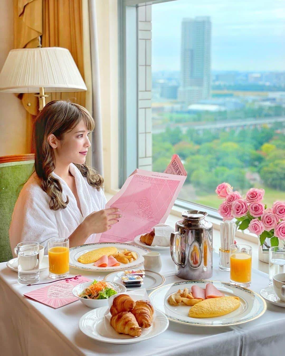 小沼瑞季さんのインスタグラム写真 - (小沼瑞季Instagram)「𝓑𝓻𝓮𝓪𝓴𝓯𝓪𝓼𝓽🍽💐﻿ ﻿ ﻿ ﻿ 最近大人気な今っぽおしゃホテル﻿ "ホテルザマンハッタン"へお泊まり🏨🗽﻿ ﻿ ﻿ 朝食はお部屋でこんな風に食べれるよ🧸🎀﻿ お外の景色はこんなかんじ🌱（3枚目）﻿ ﻿ 海浜幕張で都心からそんなに遠くない場所なのに﻿ 海外にきたような気分になれた🌎🥺♥️﻿ ﻿ ﻿ ﻿ #ホテルザマンハッタン#hoteljthemanhattan#大理石#オズモール#OZでクリスマス#東京女子部#千葉ホテル#千葉#海浜幕張#フォトジェニック#国内旅行#gotoキャンペーン#gotoトラベル#みいきとらべる✈️﻿」11月7日 21時58分 - mizukikonuma