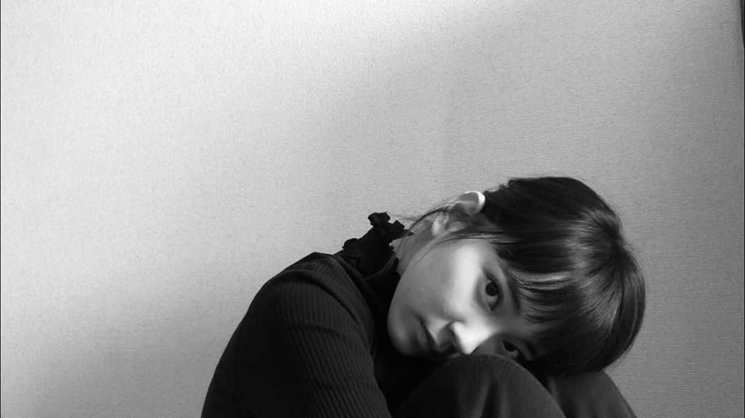 小向なるのインスタグラム：「. 11月7日。 「曇りぞらの温度」配信スタートしました。 忘れられない大切な一日。 皆様のもとに、 私の音楽が、「曇りぞらの温度」が届く事を、 心から幸せに思います。 ここから。スタート。 楽しみ。  皆さまは「曇りぞらの温度」聴いて頂けましたか？」