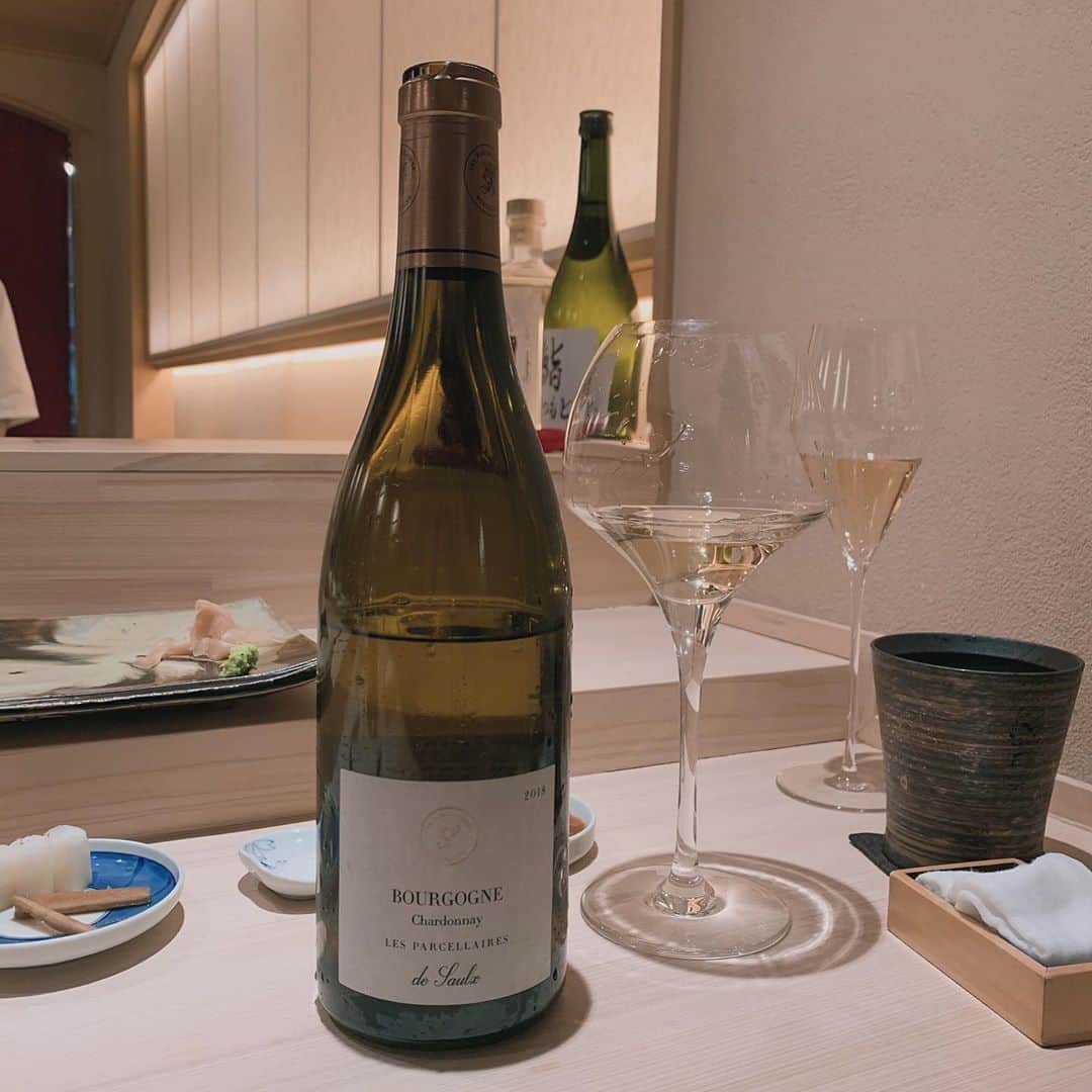 ジユルさんのインスタグラム写真 - (ジユルInstagram)「#와인병에담긴맥주 인생 화이트 와인과 맥주 발견 낮 1시에 #스시마츠모토 대관  행복지수 ☝️  #bourgognechardonnay  #gooseislandSofie #JungwonPremiumGin」11月7日 22時06分 - jiyul_7