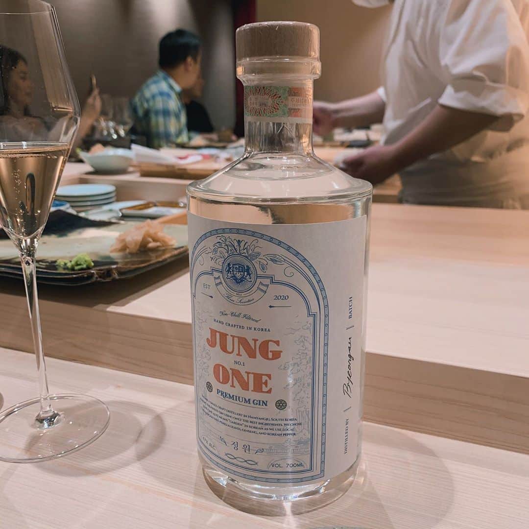 ジユルさんのインスタグラム写真 - (ジユルInstagram)「#와인병에담긴맥주 인생 화이트 와인과 맥주 발견 낮 1시에 #스시마츠모토 대관  행복지수 ☝️  #bourgognechardonnay  #gooseislandSofie #JungwonPremiumGin」11月7日 22時06分 - jiyul_7
