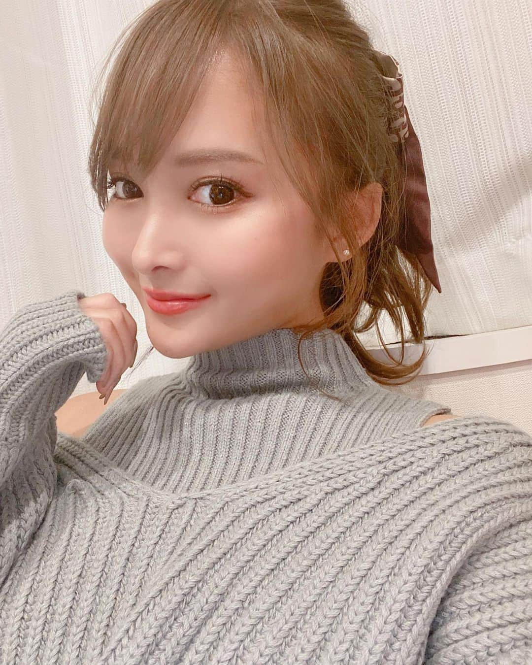 いちかさんのインスタグラム写真 - (いちかInstagram)「. お任せで透明感のある 綺麗な髪色してくれる♥  @makoto828 🦋⸝⋆  #ベージュカラー #渋谷 #美容室 #Lwis #newhair #ポニーテール #ポニーテール女子 #ニットワンピ#前髪あり #キャバ嬢の休日 #キャバクラ #キャバ嬢 #ホステス #六本木 #歌舞伎町 #すすきの #自撮り #beautyplus #ulike #beautycam #selfie」11月7日 22時09分 - ichika_93