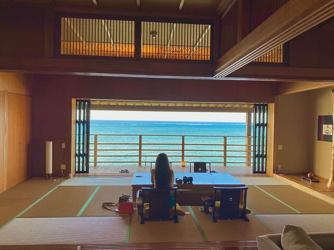 mycoのインスタグラム：「今回は百名伽藍の「白隠の間」に💙﻿ 最高の眺望と畳の香りに癒されました。﻿ ﻿ お部屋は115㎡＋92㎡のベランダと﻿ とっても広くて走っちゃいました。﻿ ﻿ 仕事ずっと忙しかったから﻿ 本当にパワーチャージされました🐚﻿ ﻿ お部屋食にしてもらって滞在中﻿ 海見ながらカメラいじったり📷﻿ ぼっーとしたりゆっくり過ごせて﻿ もう「最高」でやんした🌺﻿ ﻿ #okinawa #okinawajapan #沖縄 #百名伽藍 #百名ビーチ  #japan #休日  #旅館 #japanhotel #絶景 #日本の絶景 #絶景スポット #絶景ホテル #travel#travelgram#travelphotography #instatravel #travelphoto #travelinspiration #travelawesome #sightseeing  #여행 #여행스타그램 #여행사진 #我的最愛 #景點  #การเดินทาง」
