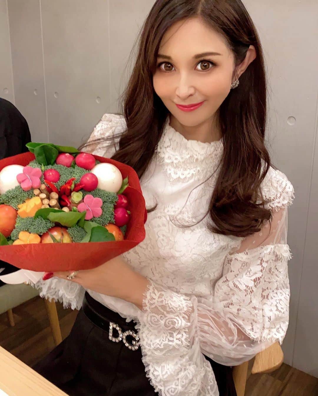 越野矢素子さんのインスタグラム写真 - (越野矢素子Instagram)「家族でお鮨『夷川鮨すずか』 新鮮な無農薬野菜の花束をお祝いに頂きました✨ ありがとうございます❤️  #江戸前寿司 #鮨#夷川鮨すずか」11月7日 22時09分 - loversyaso