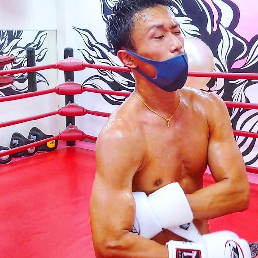 梅野源治さんのインスタグラム写真 - (梅野源治Instagram)「今日のインターバル中の写真😂😭😜 #マスクをしてのミット打ちが苦しすぎた」11月7日 22時10分 - genji_umeno