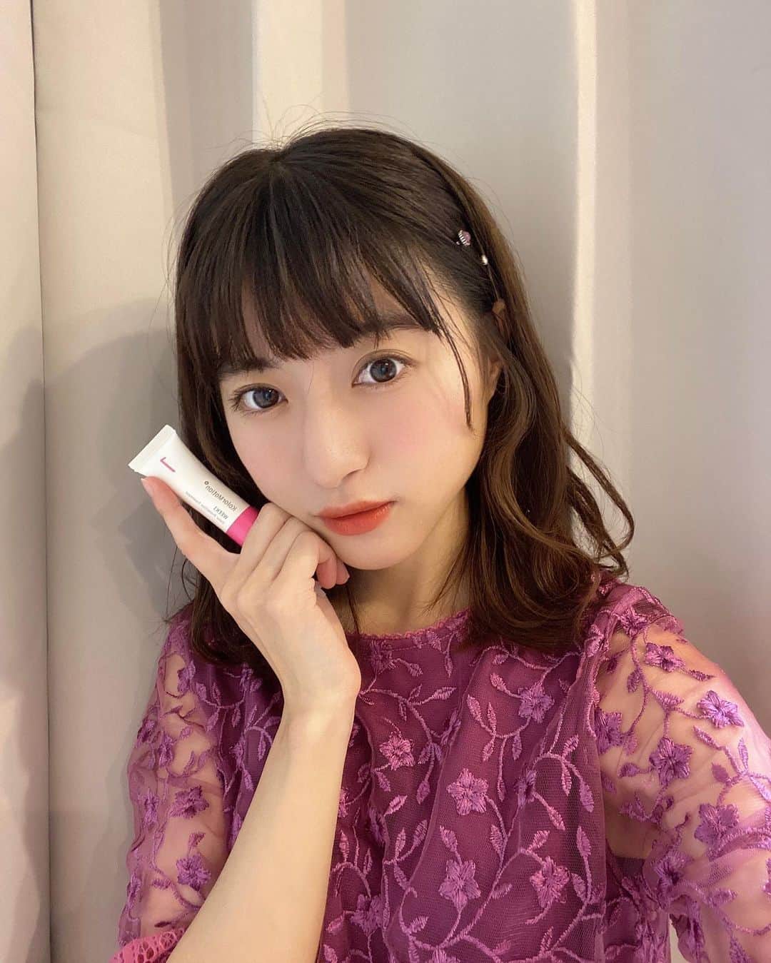 谷口萌衣子のインスタグラム：「🌷🌷  ピンクに合わせてヘアアレンジした！ 髪が綺麗とアレンジも楽しい〜っ  この間カラーしたから、再びウエラの4weekカラー後トリートメントケア始めます🛀@wellapro_japan   1周目はカラーの発色キープ！  #ヘアカラー #カーキアッシュ #ブリーチなしカラー #秋カラー #カラーモーション #4ウィークプログラム #さあサロンに行こう #イルミナカラー #イルミナ #ウエラプロフェッショナル #NYNY #さあNYNYに行こう #ミスキャンパス立命館」