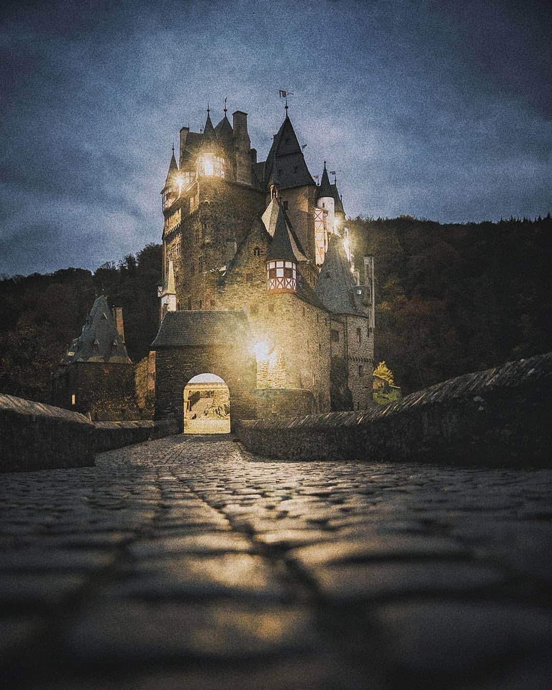 Berlin Tokyoさんのインスタグラム写真 - (Berlin TokyoInstagram)「The ancient castle stands deep in the mountain, preserving the historical heritage to the present day. . I visited the hidden old German castle called Eltz. The castle was built in the 14th century and remains in its original condition. The trek to the castle was a bit difficult but it was a wonderful place. . . . #hellofrom Eltz castle, #germany」11月7日 22時14分 - tokio_kid