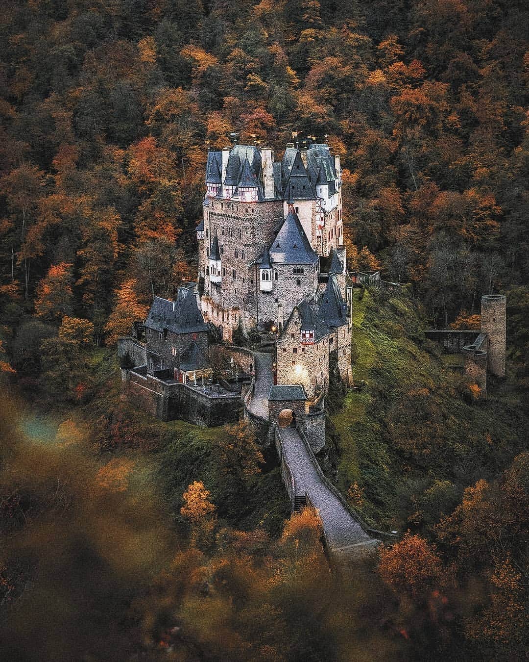 Berlin Tokyoのインスタグラム：「The ancient castle stands deep in the mountain, preserving the historical heritage to the present day. . I visited the hidden old German castle called Eltz. The castle was built in the 14th century and remains in its original condition. The trek to the castle was a bit difficult but it was a wonderful place. . . . #hellofrom Eltz castle, #germany」