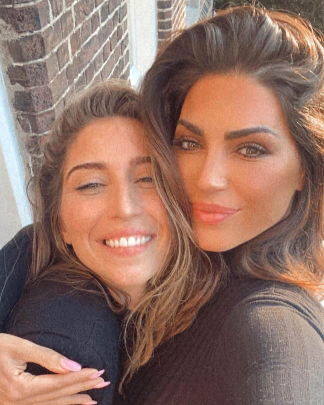 ヨランテ・ヴァン・カスベルヘンのインスタグラム：「For ever my little one 💕 #HouZooooVeelVanJou!! #sisterlove」