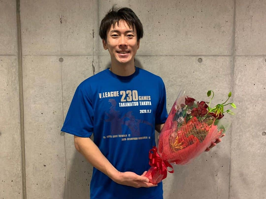 高松卓矢のインスタグラム：「皆さんの応援のお陰でVリーグ通算230試合出場する事ができました。 今日までバレーを続けてこれたのも周りの方々のサポートがあったからこそだと思います。 引き続き精進して参りますので皆さんこれからも応援よろしくお願いします！ また記念のTシャツを作成して頂き本当にありがとうございました♫ #Vリーグはバレーだよ #230試合達成だよ #初出場は #2010年だよ #豊田合成トレフェルサ #ウルフドッグス名古屋 #大分三好ヴァイセアドラー #スクアドラ #高松卓矢 #たかまつり」