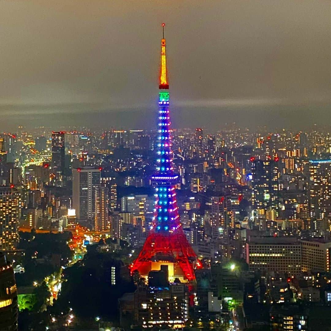 マキ・コニクソンさんのインスタグラム写真 - (マキ・コニクソンInstagram)「東京タワーちゃま！ 💙💚💛🧡❤️💜 めちゃくちゃキュート❤️ 今宵は女の子のタワーちゃまだな。  皇嗣殿下、立皇嗣奉祝ライトアップだそうです！✨✨  タワーちゃまが好き過ぎて...🤣 明日はSHIHOとインスタLiveだ！ 楽しみがたくさん！ワクワク！🤗  おやすみなさい😴 Sweet Dreams... 🌙  #エア🇯🇵 #東京タワー🗼  #東京の夜景のおすそ分け #晩秋の夜長」11月7日 22時18分 - makikonikson