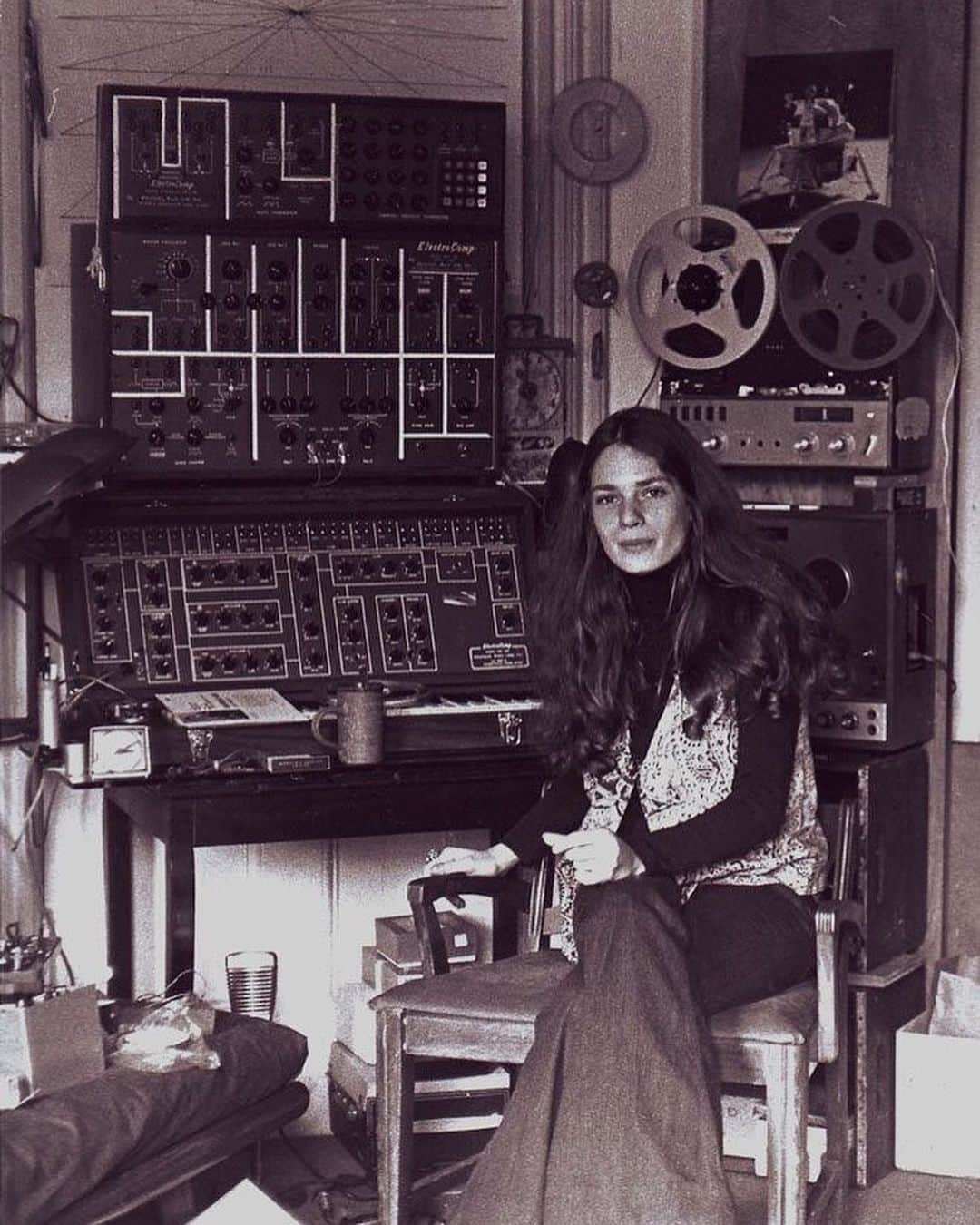 Luraのインスタグラム：「Laurie Spiegel (@laurie.spiegel) isn't just one of the pioneers in the field of electronic-music compositions, but she also came up with the widely used algorithmic musical composition software, Music Mouse. Her accomplishments are too many to mention here, but one of her most acclaimed works is her first LP, The Expanding Universe, which was released in 1980 and remains a synthesizer classic to this day. #lulalistens」
