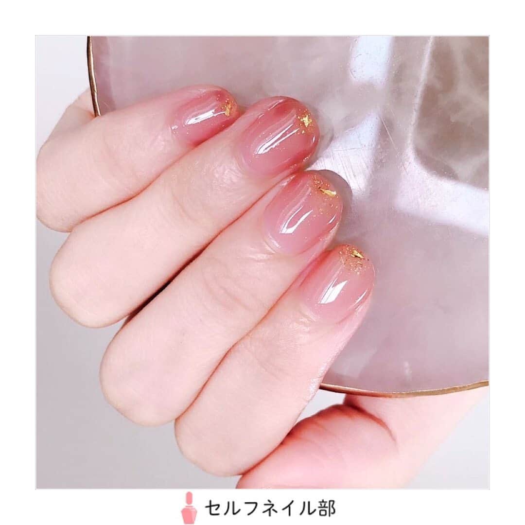 セルフネイル部 公式アカウントのインスタグラム：「(@cheeeeese1129)さんの、﻿ 「クリアなじゅわっとキラキラピンクネイル💓」を紹介します💅﻿ ﻿ ○やり方﻿ ①はがせるベースジェルを塗る﻿ ②ペタルピンク（シアーなくすみピンクのジェル﻿ ）を3度塗り（ジェルなので、塗るたびに硬化します）﻿ ③リトルクラッシュ（ホログラム入りのクリアジェル）を爪の先だけにちょこんと乗せる﻿ ③トップジェルを3-4度塗り﻿ ﻿ ○アイテム﻿ 【ジェルミーワン】﻿ ペタルピンク（GM82)﻿ リトルクラッシュ（GM84)﻿ はがせるベース（GM57)﻿ ﻿ 【プリジェル】﻿ ノンワイプクリアキャンジェル﻿ ﻿ ○ポイント﻿ ポイントは、カラージェルをうす〜く重ねてシアー感を残すことま♡あとは、爪先に乗せるホログラムを乗せすぎないことです♡（爪先の中心だけに乗せると、上品に仕上がる気がします）﻿ ﻿ 《セルフネイル部プロデューサー高橋からのコメント📝》﻿ じゅわっとしたニュアンス加減が好きです🥰やりすぎないきらきら感がすてきです💅﻿ ﻿ #ネイル#ジェルネイル#ジェル#セルフネイル#セルフネイル部#セルフジェルネイル#セルフジェル#マニキュア#ポリッシュ#ネイルアート#セルフジェルネイル部#ほぼ100均ネイル#ネイルシール#100均ネイル#美甲#셀프네일#ポリッシュネイル﻿ #nail#polish#selfnail#nailpolish#nails#japannail#nailart#instanail」
