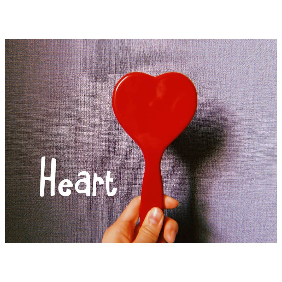 神崎れなのインスタグラム：「ブラシがなかったのでフライングタイガーでかわいいの買った❤️ 150円ぐらい😁笑  #flyingtiger  #Heart #ブラシ #プチプラ #雑貨 #神 #です #雑貨好き #の #25歳 #女」