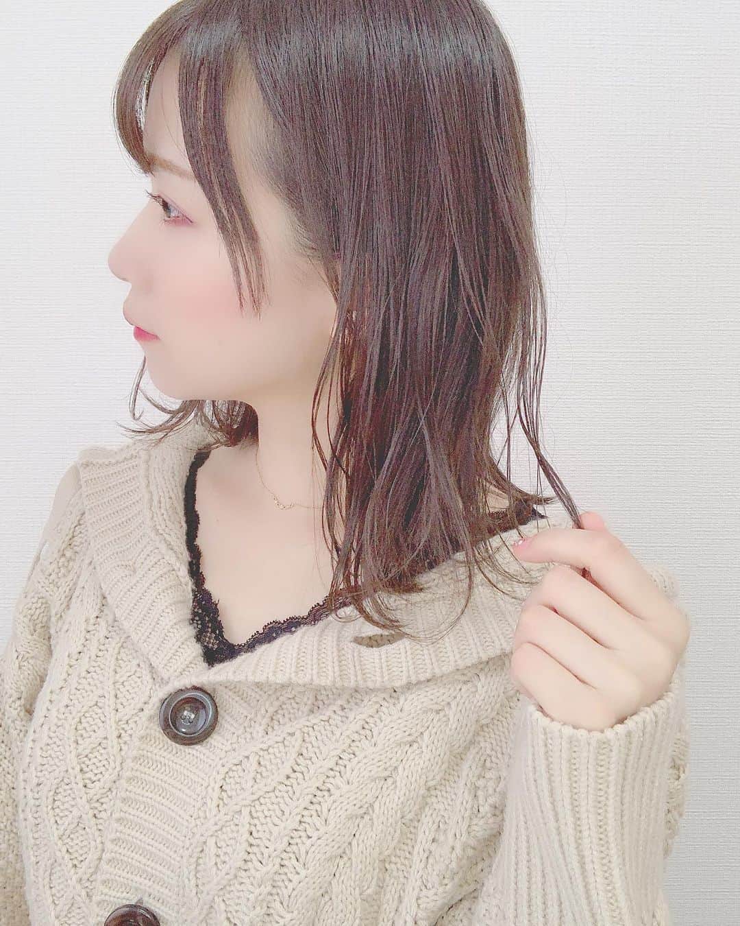 八木沙季のインスタグラム：「🐰🐰 . 髪の毛伸びたな〜！ 巻き方よく質問いただくので 今日動画撮りました☺️💓 また近いうちにTikTokにアップするね！！ .」
