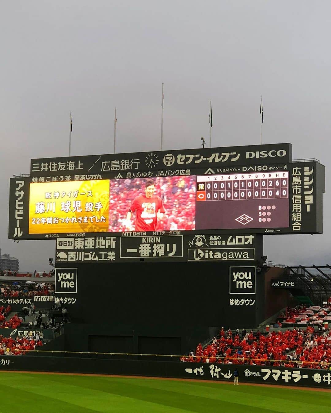 うえむらちかさんのインスタグラム写真 - (うえむらちかInstagram)「石原慶幸選手﻿ 19年間の現役生活﻿ お疲れ様でした‼️﻿ ﻿ 石原捕手の登場曲が﻿ 奥田民生さんの #ギブミークッキー になっていて、「石原あああああ！」ってシャウトしてたのが入ってたけど、あれは今日だけの特別バージョンなのかな？☺️﻿ ﻿ そして、藤川球児投手も22年間お疲れ様でした‼️﻿ まさかのうーたんTシャツの仕込み👕﻿ 最後の最後まで本当に粋ですね‼️﻿ ありがとうございます😊﻿ ﻿ 黒田さんと新井さんの﻿ サプライズ登場も感激でした👏﻿ ﻿ あなたの姿を﻿ 忘れない﻿ ﻿ 2020.11.7﻿ ﻿ #carp﻿ #マツダスタジアム﻿ #引退試合 #引退セレモニー﻿ #石原慶幸 #カープ」11月7日 22時30分 - uemurachika