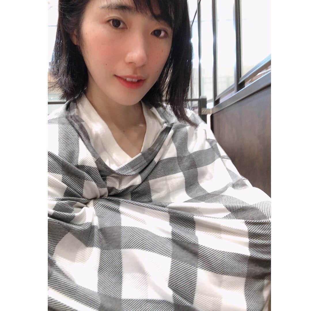 馬渕史香のインスタグラム：「Copper Pearlの 360°授乳ケープを試させていただいてます🤱  このチェックの布の中に息子がいます笑笑  これまで、授乳する時のケープはおくるみ＋マルチクリップを使っとったけど、これすっごい便利😳  トップスの腕がないみたいな形なんやけど、上からすぽってかぶって使うで、横とか後ろとかからも中が見えへんで安心✨  それに、首元の部分がしっかりと細くなっとるで、上からも見えへん🙆‍♀️  けど、生地の伸縮性が結構あるで、軽く引っ張れば、中の息子の様子を確認することができます👀  おくるみ＋マルチクリップやと、布の形が定らず、息子の顔の前にきてまうことがあって、それがおっぱい飲むのに妨げになるらしく、嫌がって飲まなかったりってことがあるんやけど、これはある程度張りもあってそうなることも少なそう☺️  ただ、うちの🦕くん（息子のこと）おっぱい飲みながら手をぴーんって上に伸ばすことがあって、その時に布をつかまないように注意しんと😅 写真撮っとったでやけど、最後の写真みたいにめくられてまうでね笑笑  @contribute_baby  #pr #copperpearl #コッパーパール #授乳ケープ #マルチユースカバー #コントリビュート #ベビー用品 #出産祝い  #あしざわ家 #赤ちゃんのいる生活 #令和2年生まれ #5月生まれ #男の子ベビー #令和ベビー #babyboy #2020baby #ゼクシィbabyママ隊 #ずぼら主婦 #ずぼら子育て」