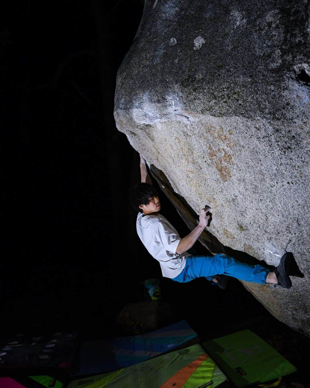 村井隆一のインスタグラム：「Fūjin(V14)/風神(五段)✔︎ 2nd ascent _______________________________ At first, I gave up on this line early because my arm span wasn't long enough to make a direct jump, which is the original move.   However, later I discovered a slightly grippable microedge and found potential in dyno using it.  Yesterday, the friction of the rocks after the sun went down was awesome. I succeeded in the core dyno within a few tries, and although I had some difficulty in the upper part, I managed to stand on the rock.  Thanks @keenantakahashi for bringing a new breath to Mizugaki🙏  去年キーナンが初登した風神(五段)登れました。 当初、オリジナルムーブである"高き御座"へのダイレクトジャンプが自分のリーチでは不可能すぎた為、このラインは諦めていました。しかしながら後に、高き御座のフットで使うマイクロエッジがギリギリ握れる事が判明し、それらを使ったランジムーブに可能性を見出すことに。 そして昨日、日が落ちて最高のフリクションの中良い感じに高き御座へ合流でき、上部のスローパーパートで若干戸惑ったものの無事完登する事が出来ました。  これでひとまず瑞牆の既存ハードティックは区切りが付きました。これからはまだまだ多く眠るネクストレベルのラインと向き合う時間が長くなりそうです!⏳  📸 @naoki__shimatani   @rokdo_team  #climbing#bouldering#Mizugaki#ボルダリング#瑞牆 @frictionlabs @organicclimbing @unparallelup @rockmasterhq @apexclimbingyotsuya @team_edelrid @clover_resole」