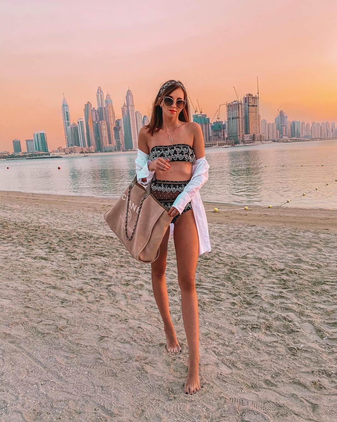 バーボラ・コディトヴァのインスタグラム：「Sunset walks in 28 degrees at @fairmontthepalm I can do 😜 @all_mea」