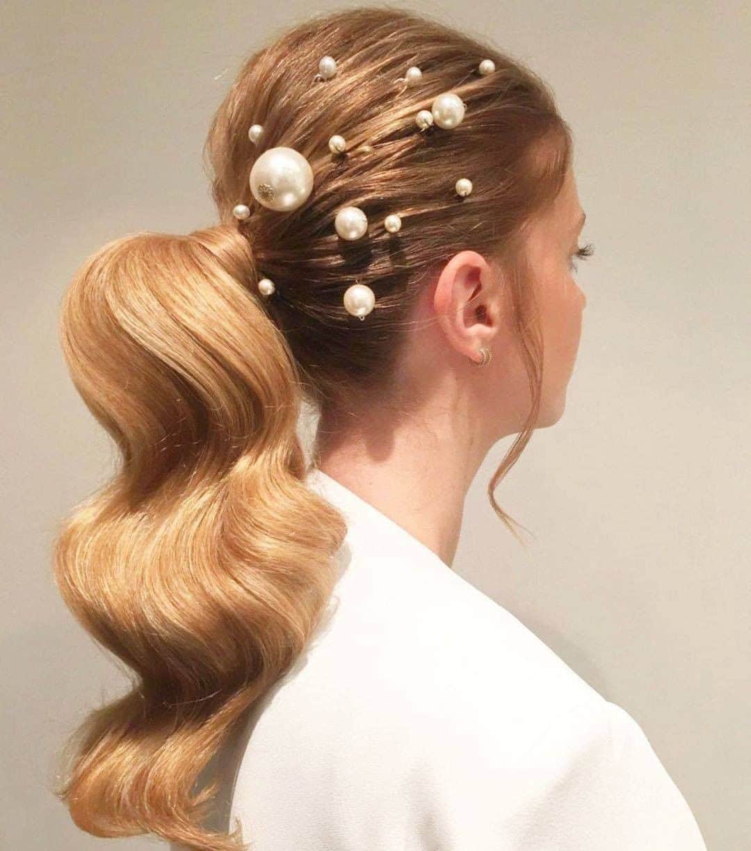 ghd hairさんのインスタグラム写真 - (ghd hairInstagram)「Upgrade your ponytail with embellishment...😍✨ Who needs fireworks when your hair is poppin'?! 💁‍♀️🎆 @kymmullem   #ghd #ghdhairpro #hairgoals #embellishments #embellished #hairgoals #ponytail #detailedponytail #wavyhair #fireworks」11月7日 22時40分 - ghdhair