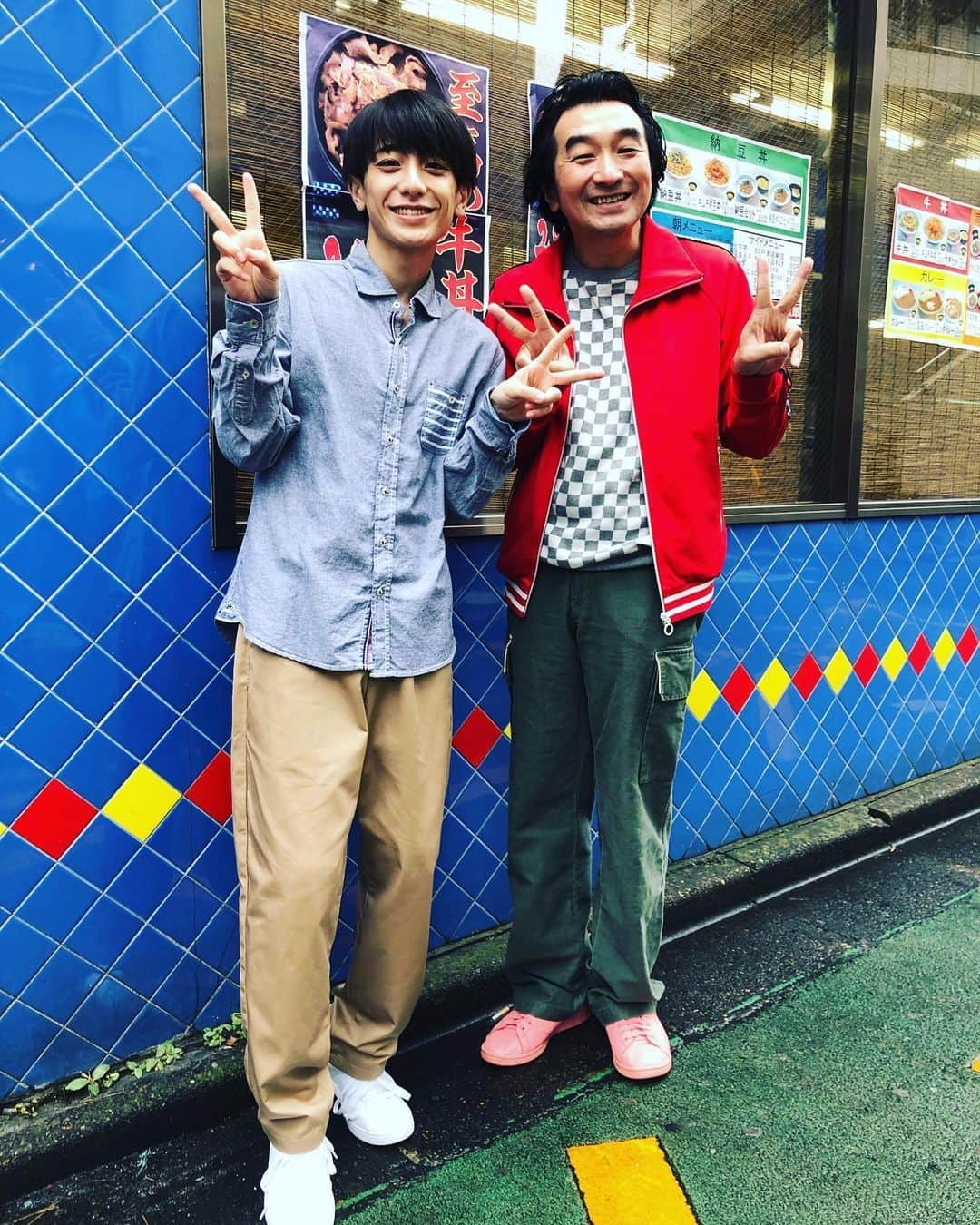 池田鉄洋のインスタグラム：「本日、深夜０時から、BSテレ東で『どんぶり委員長』第三話です。回を増すごとにぐんぐん面白くなりますので、是非見てくださいね！  写真は2話の撮影時に撮ったもの。オレは小西くんに会う度に、 『痩せてない？』『ちゃんと食べてる？』『寒くない』『上着着たら？』と親戚のおじさんばりに心配しちゃう。ついでに『台詞覚えづらくない？』とかも聞いちゃう。」
