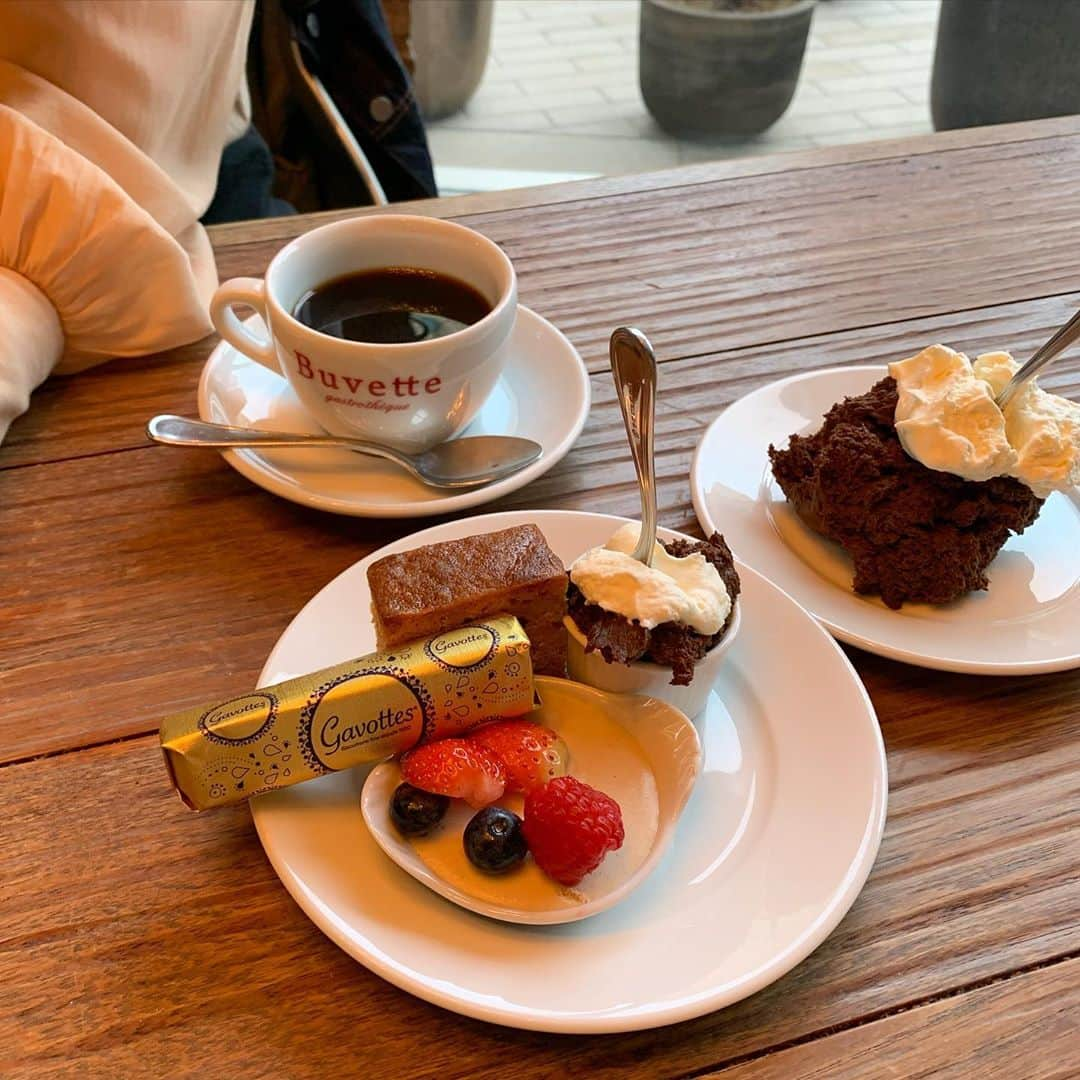 あかねぴさんのインスタグラム写真 - (あかねぴInstagram)「.﻿ ﻿ 日比谷ミッドタウンにある﻿ buvette tokyo🧁﻿ ﻿ チョコレートムースの﻿ 見た目が可愛いくて﻿ 味も濃厚でおいしかった〜❤︎﻿ ﻿ 今度はワッフル食べてみたいな☺️🌼﻿ 日比谷とか有楽町あたりの﻿ ちょっと落ち着いたカフェも開拓したい☕️♪﻿ ﻿ #cafe #teatime #hibiya #buvette #coffee﻿ #buvettetokyo #sweets #chocolate #cake﻿ #日比谷ミッドタウン #カフェ #グルメ #おしゃカフェ﻿ #日比谷カフェ #お茶 #スイーツ #カフェめぐり」11月7日 22時43分 - akanepi0426