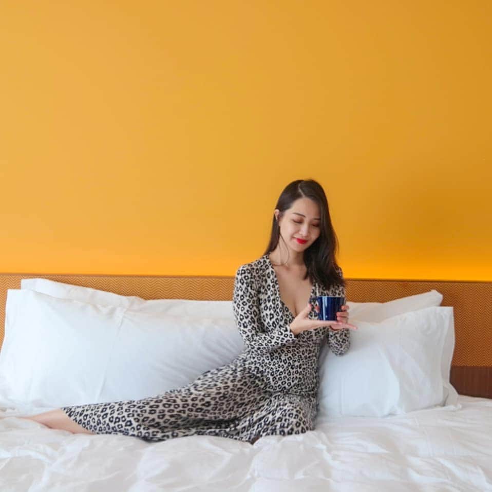 のインスタグラム：「Life isn't perfect but every day before I go to bed, thankful what I have. To my amazing partner @alistairminty and even single things.  You choose how you want to live your life.  毎日寝る前に小さな事でも いいので感謝して眠りにつくようにしてます😌  写真は@hyattcentricginza に泊まったときのもの。  肌素材が良いワンピースは @graceoriental_yoohyang ルームウェアとしても着れてしまうほど心地よい🐆」