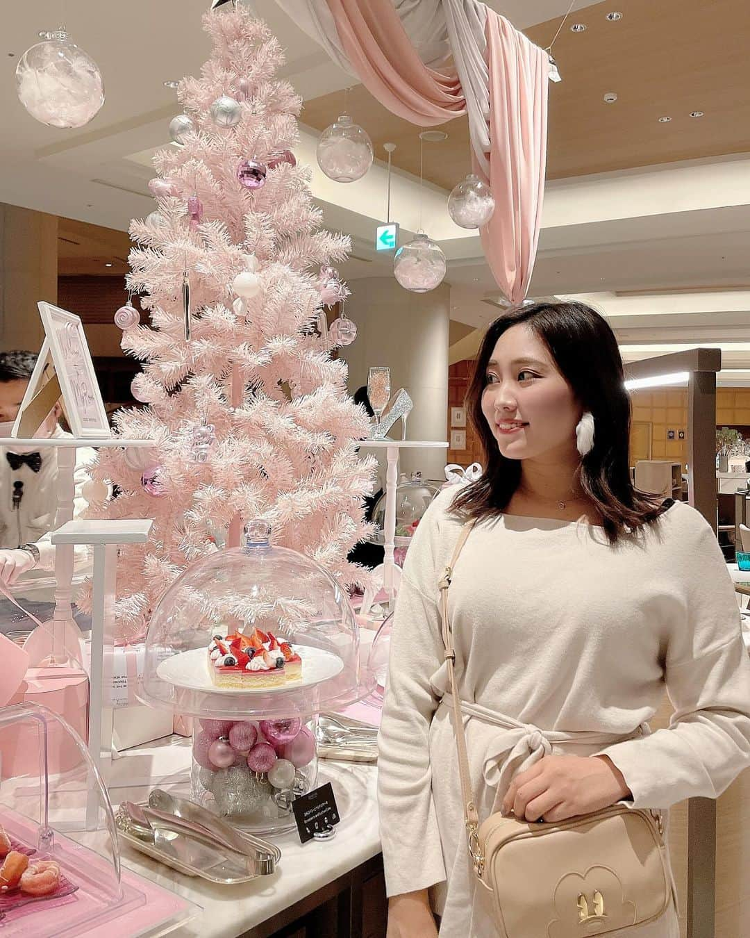 ルナさんのインスタグラム写真 - (ルナInstagram)「sᴡᴇᴇᴛs ʙᴜғғᴇᴛ 🎄🍓﻿ ﻿ 📍ヒルトン東京 お台場﻿  @hilton_tokyo_odaiba ﻿ ﻿ ピンクづくしのストロベリーデザートビュッフェ﻿ 「Christmas Girl’s Room」 ﻿ 期間：2020年11月1日～2021年1月7日﻿ 時間：14：45～16：15﻿ 　　　16：30～18：00﻿ 価格：﻿ ・平日…大人 3,900 円/お子様 2,340 円﻿ ・土日祝/フェスティブ期間…大人 4,300 円/お子様 2,580 円﻿ ﻿ ピンクづくしの可愛すぎる﻿ スイーツビュッフェへ❤️﻿ あやかちゃんといってきたよ🙌﻿ ﻿ テーマが本当に可愛くて女の子が﻿ トキメク装飾が施されていました💓﻿ スイーツも安定の美味しさ！﻿ 女子会にもデートにもおすすめです✨﻿ ﻿ コーデもピンククリスマスに﻿ 合わせてみました♥️﻿ ﻿ ☑︎setup @grl_official ﻿ ☑︎bag @accommode ﻿ ☑︎shoes @randa﻿ ﻿ ＊﻿ ＊﻿ ＊﻿ ﻿ #ヒルトン東京お台場 #ヒルトン #ヒルトンスイーツ #ストロベリーデザートビュッフェ #デザートビュッフェ #クリスマスデザートビュッフェ #クリスマススイーツ #クリスマスケーキ #スイーツ部 #スイーツ巡り #ホテル巡り #ストロベリービュッフェ #グレイル #アコモデ #アコモデディズニー #フォトジェニックスイーツ #インスタ映えスイーツ #東京カフェ部 #セットアップ #プチプラ通販 #hiltontokyoodaiba #christmas #sweetsbuffet #odaiba #hilton #grl #grail #accommode #accomodedisney」11月7日 22時48分 - runakumaa