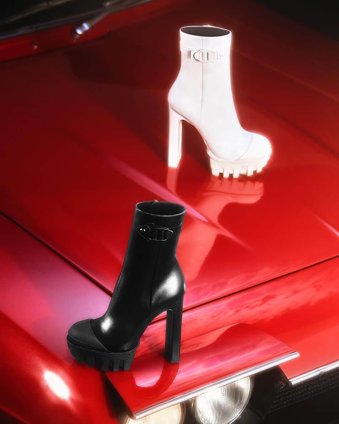ジャンニヴェルサーチさんのインスタグラム写真 - (ジャンニヴェルサーチInstagram)「Style reboot - get to know the Greca Labyrinth ankle boots through the link in bio. #VersaceHoliday」11月7日 22時50分 - versace