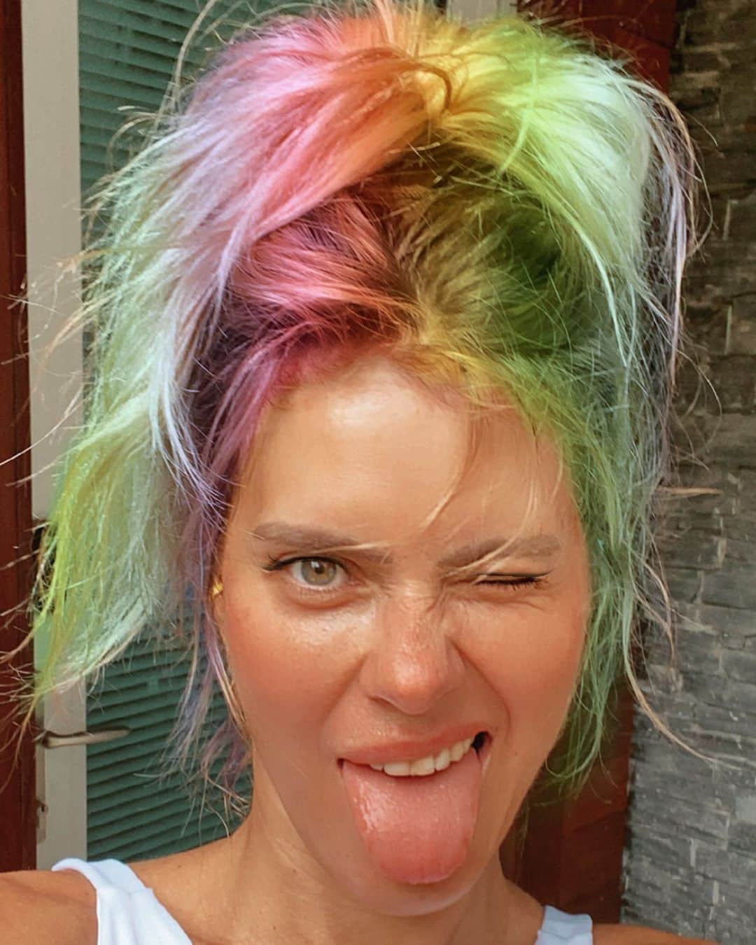 カロライナディークマンのインスタグラム：「q essa vibe multicolorida chegue aí dando um xêro na sua alegria...  bora q a luta é grande,  mas a esperança tem q ser sempre maior!!! bom dia! 🌈」