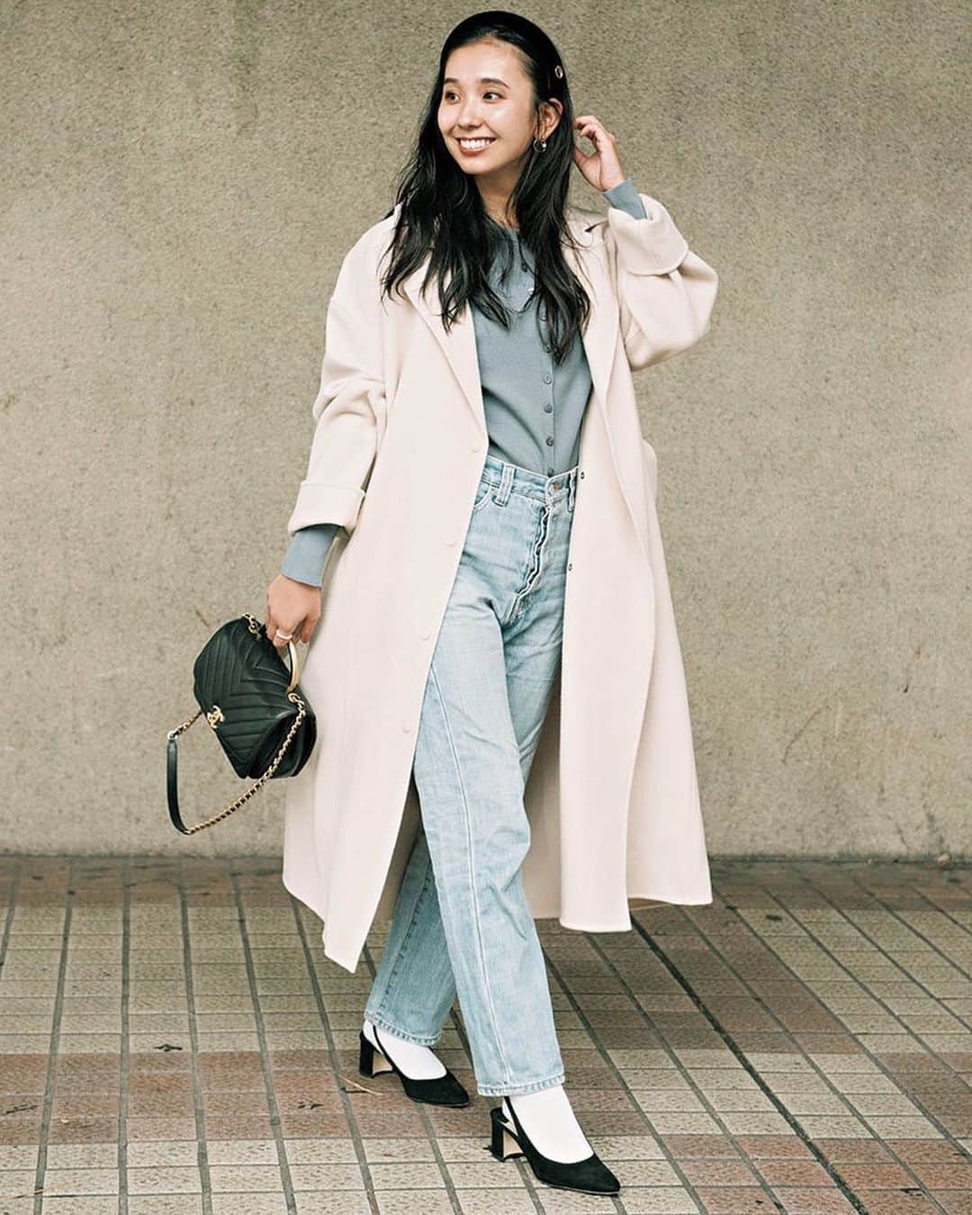 鈴木詩織のインスタグラム：「CLASSY.12月号はパンツ特集♡ . オシャレ三銃士のパンツ計画という企画に @hello_takumi & @_____sari と出させて頂いてます🙋🏾‍♀️ 先日のCLASSY. インスタLIVEでは企画でも着ていたお気に入りデニムを含め3本スタイリングとともに紹介しています❣️ . ライブでは @yuch1129 & @hello_takumi それぞれ雰囲気にあったパンツスタイリングが見れるのでぜひ @classy_mag_insta のアーカイブをチェックしてください😌 . . . ライブでのスタイリング ☑︎1コーディネート目 knit / LILYLYNQUE T-shirt / @tomorrowland_jp  denim / @milaowen_official  shoes / @nebulonie.japan  . ☑︎2コーディネート目 blouse / @newans.official  pants / @laf_insta  shoes / @manoloblahnik  bag / @ella_selectshop_  . ☑︎3コーディネート目 knit / @deuxiemeclasse  pants / @united_tokyo  shoes&bag / @unitedarrows_official  . . . . .  #classy#classy__leaders#classy12月号#パンツスタイリング#クラッシー#162cmコーデ#デニムパンツ#デニムコーデ」