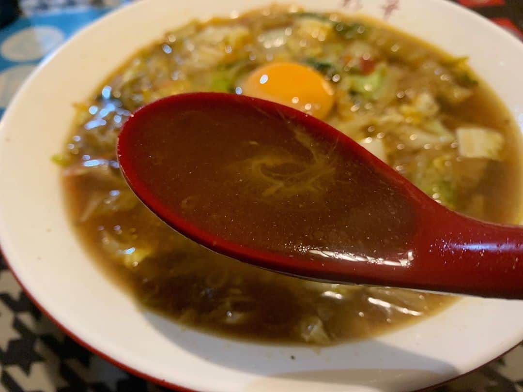 SUSURUさんのインスタグラム写真 - (SUSURUInstagram)「奈良のご当地ラーメン『天理スタミナラーメン』を大阪で！ 先日、大阪に行ってきましてラーメン店主さん達と飲み🍻 シメのラーメンにこちらへ連れて行ってもらいました。 ピリ辛でほんのりニンニクの効いたスタミナ味のスープが飲んだ後の身体に染み渡るぅ〜♨️ 卵潰して絡めてすすれば桃源郷が見えました🤪 #susuru_tv #彩華大阪上六店 #谷町九丁目 #大阪 #玉子ラーメン #うまい  #ラーメン #らーめん #ramen #ラーメン部 #ramennoodles #毎日ラーメン生活 #麺スタグラム #japaneseramen #japanramen #foodstagram #foodie #noodles #instanoodle #instaramen #instafood #susururecommended #彩華ラーメン #サイカラーメン #天理スタミナラーメン #大阪ラーメン」11月7日 22時59分 - susuru_tv